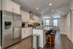 New Townhome 5 mins to Broadway Sleeps 8